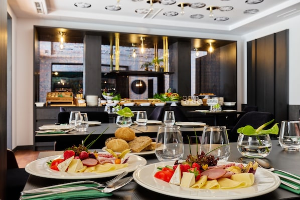 Petit déjeuner buffet (79 PLN par personne)