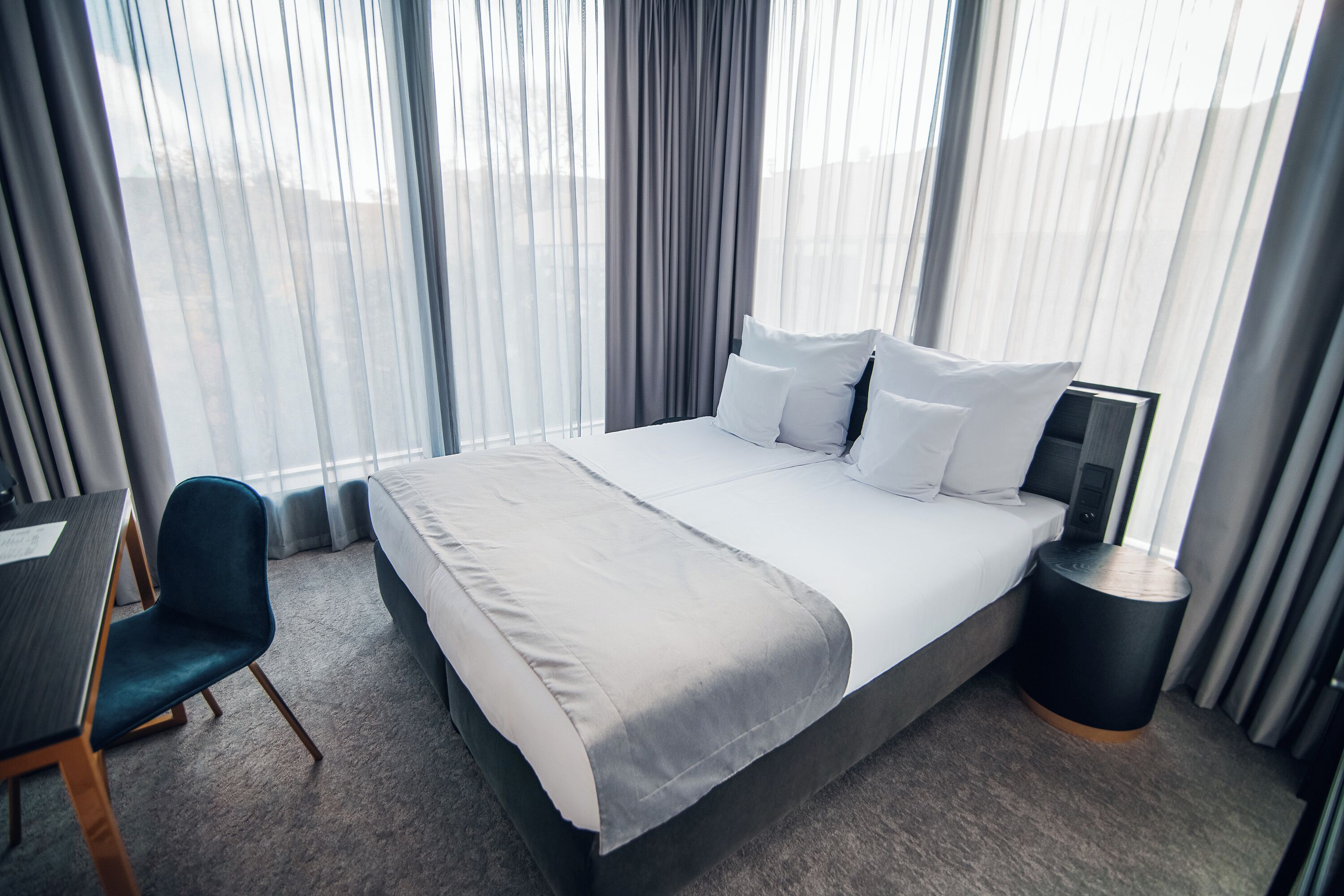 Standard Room, 1 King Bed, Non Smoking | In-room safe, desk, laptop workspace, free WiFi