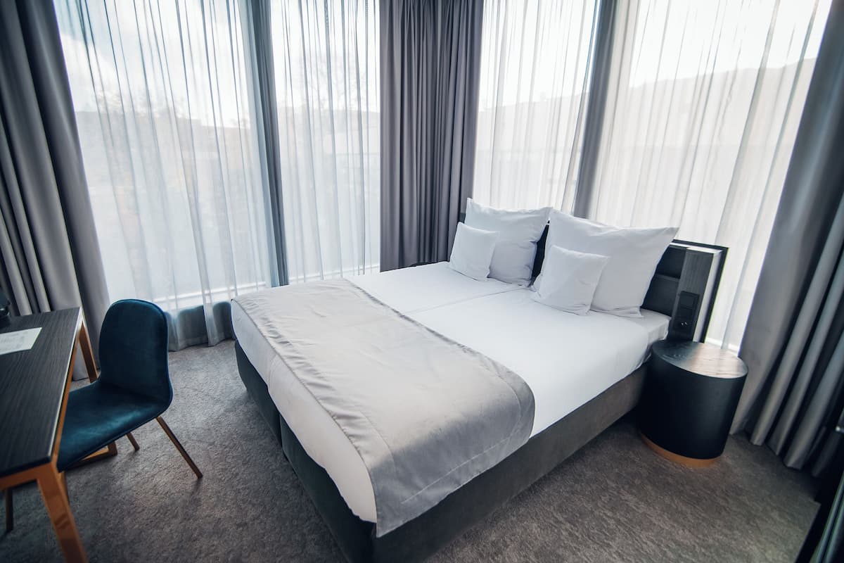 Rom – standard, 1 kingsize-seng, ikke-røyk | Safe på rommet, skrivebord og skrivebord for bærbar PC