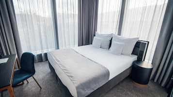 Standaard kamer, 1 kingsize bed, niet-roken | Een kluis op de kamer, een bureau, een laptopwerkplek, gratis wifi