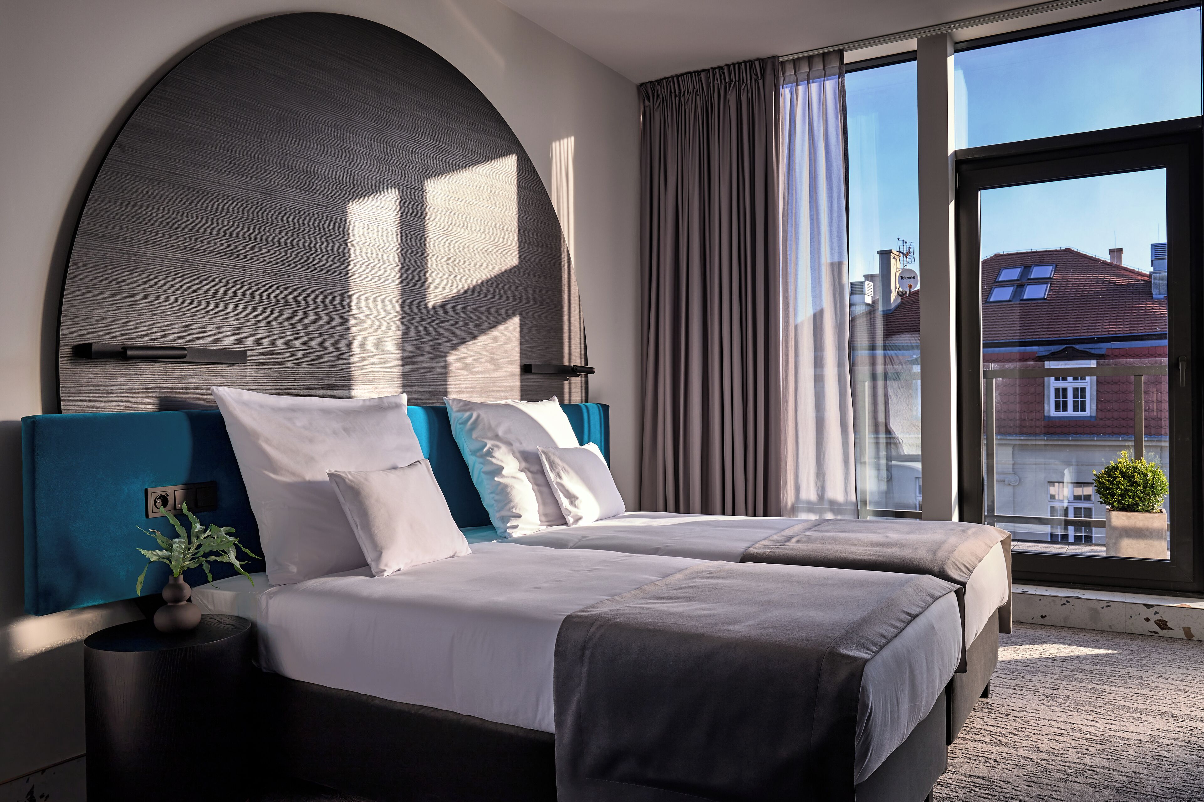 خزنة داخل الغرفة ومكتب ومساحة عمل للكمبيوتر المحمول وواي فاي مجانًا