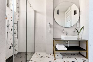 Shower, rainfall showerhead, free toiletries, hair dryer - Hotel Liberté 33 (Poznan)