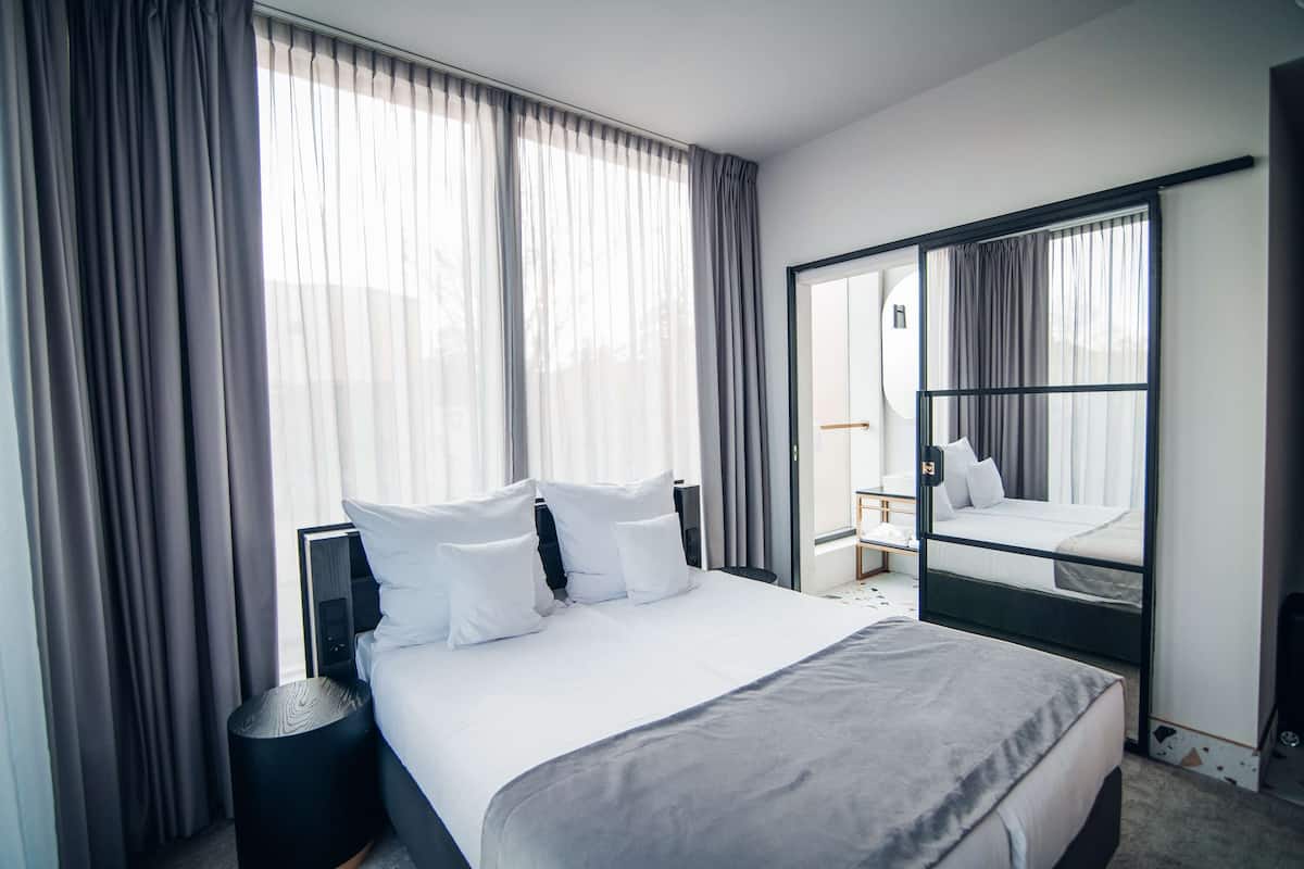 Standard Room, 1 King Bed, Non Smoking | 1 bedroom, in-room safe, desk, laptop workspace