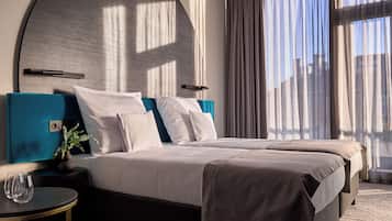 Deluxe kamer, 2 eenpersoonsbedden, niet-roken | Een kluis op de kamer, een bureau, een laptopwerkplek, gratis wifi