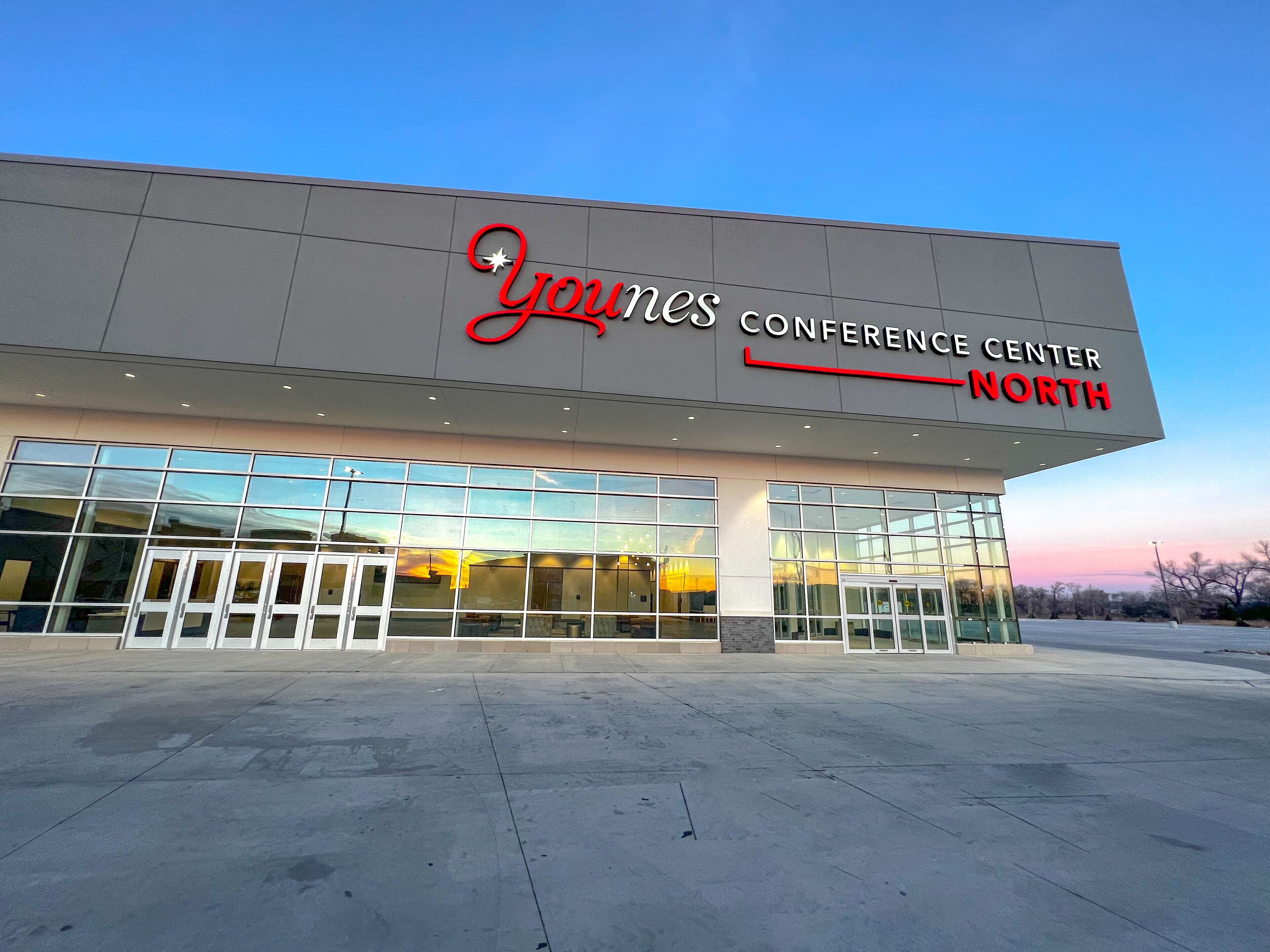 Un edificio con un cartel que dice "Yowies Conference Center North".