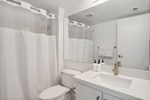 Signature-Apartment, 1 King-Bett, Terrasse (Self Check-in with Virtual Front Desk) | Badezimmer