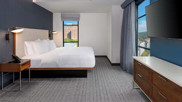 Brankas, meja kerja, ruang kerja ramah laptop, dan tirai kedap cahaya