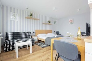 Iron/ironing board, WiFi, bed sheets