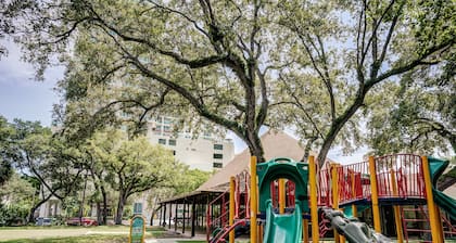 Cute 1 bedroom unit located in Condo/Hotel in the heart of Coconut Grove-Free Parking