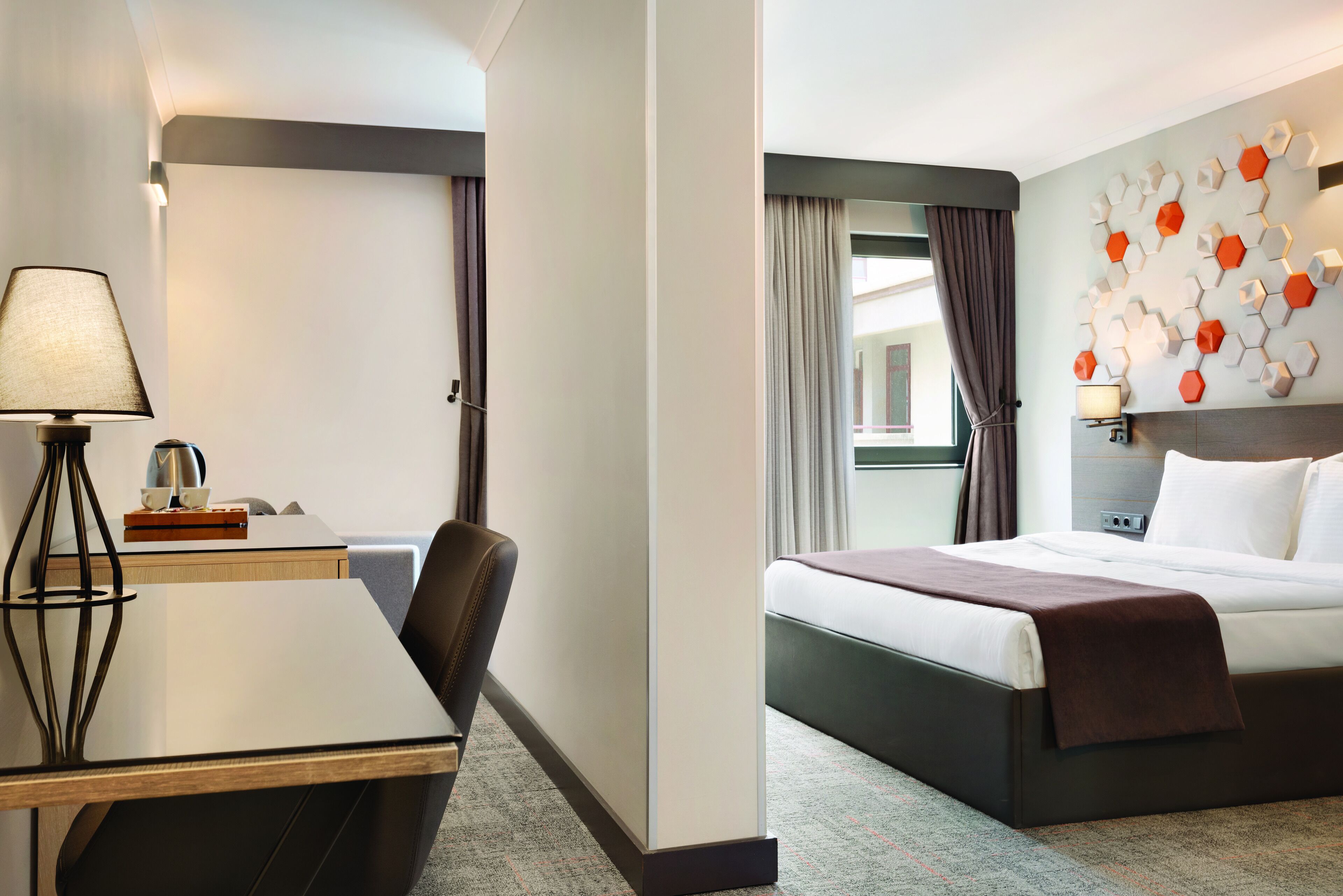 room, 1 queen bed, non smoking | minibar, in-room safe, desk, laptop workspace