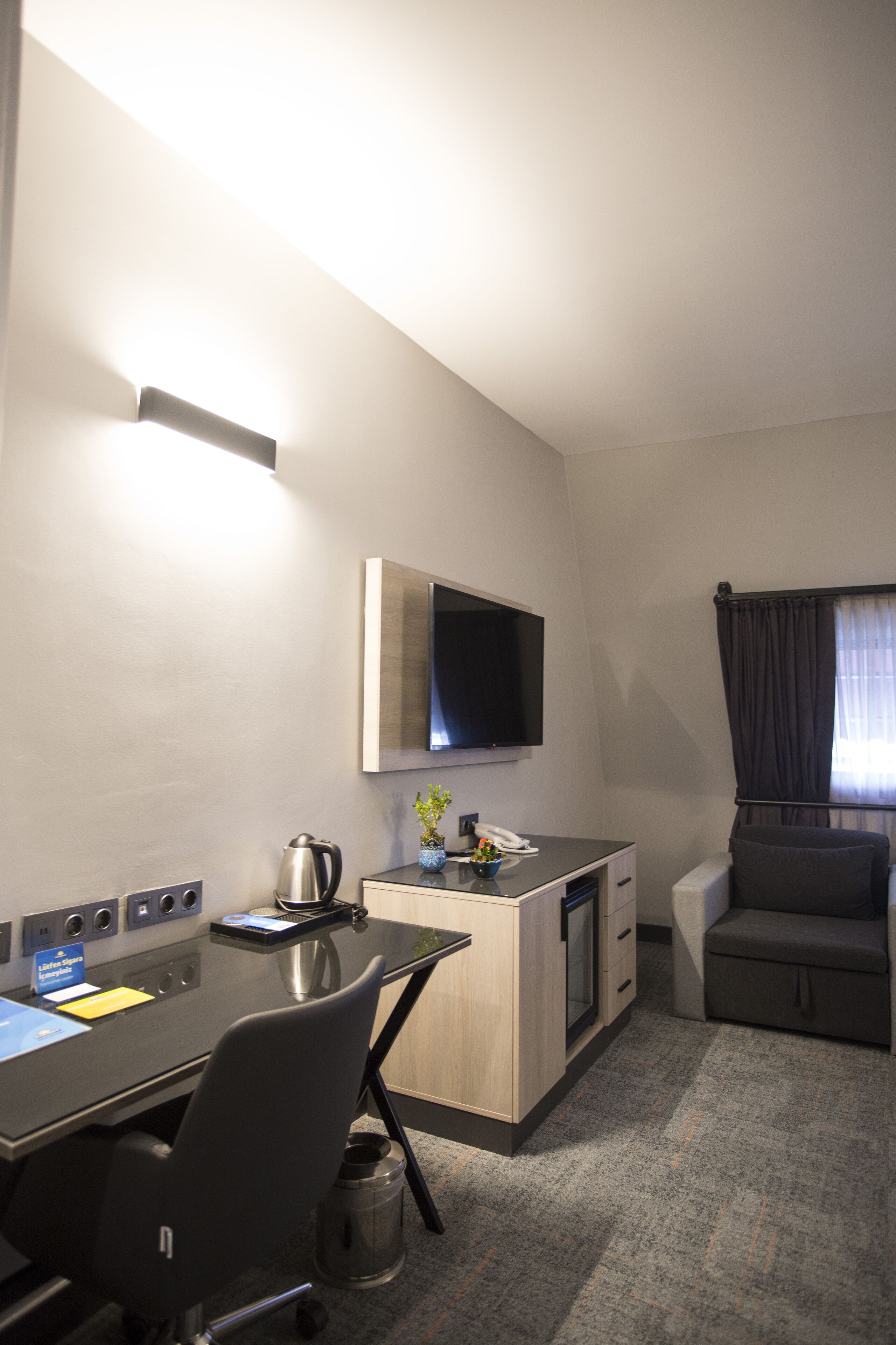 room, 1 queen bed, accessible, non smoking (roll-in shower) | minibar, in-room safe, desk, laptop workspace