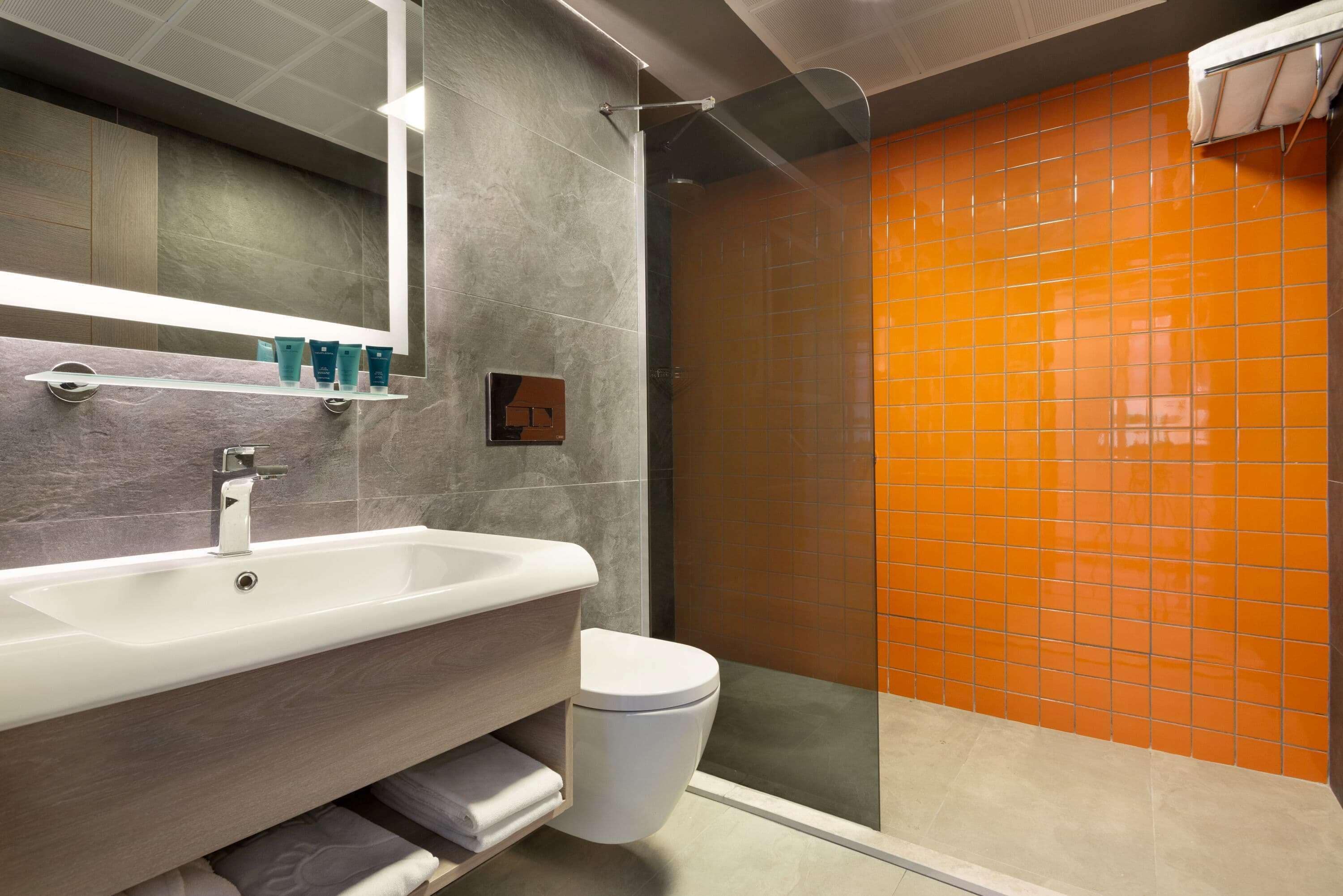 淋浴/盆浴组合、免费洗浴用品、吹风机、浴袍