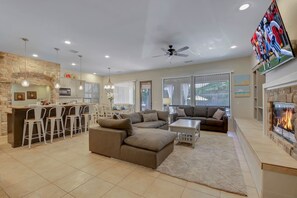 Smart TV, chimenea, futbolito y tenis de mesa