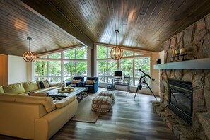 TV, fireplace, table football - 4 bedrooms and 3 bathrooms on Clear Lake! (Parry Sound)