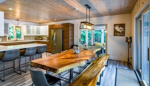 Dining - 4 bedrooms and 3 bathrooms on Clear Lake! (Parry Sound)