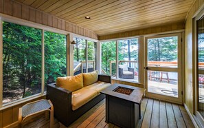 TV, fireplace, table football - 4 bedrooms and 3 bathrooms on Clear Lake! (Parry Sound)