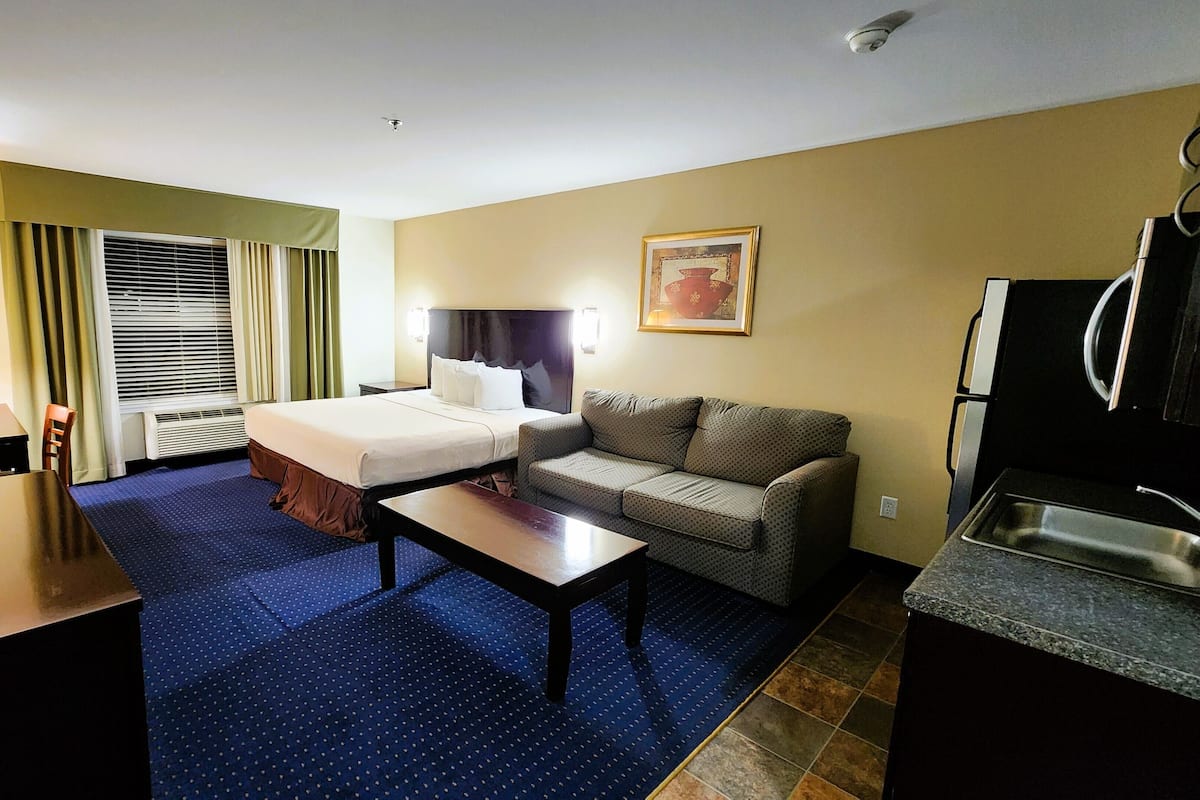 Standard Room, 1 King Bed, Non Smoking, Kitchenette | Iron/ironing board, bed sheets