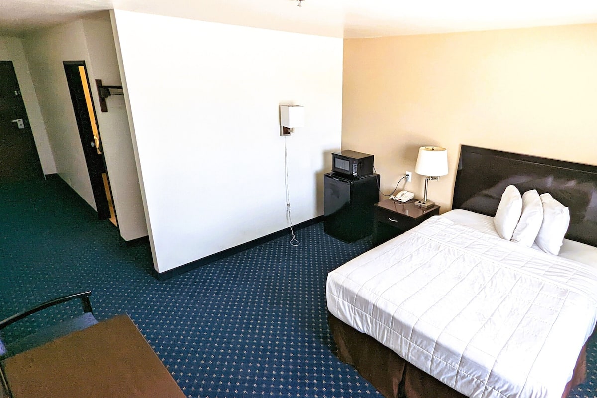 Standard Room, 1 Queen Bed, Non Smoking | Iron/ironing board, bed sheets