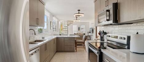 Réfrigérateur, micro-ondes, four, plaque de cuisson