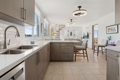 Penthouse Across the Street from the Beach- 3 bdr