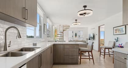 Penthouse Across the Street from the Beach- 3 bdr