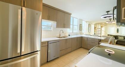 Penthouse Across the Street from the Beach- 3 bdr