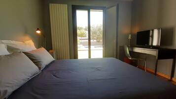 4 bedrooms, desk, iron/ironing board, travel cot