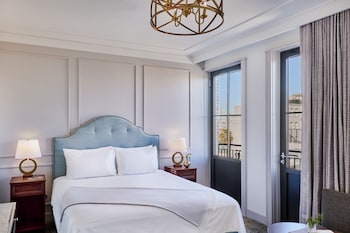 Deluxe Room | In-room safe, iron/ironing board, free WiFi, bed sheets at The Loutrel