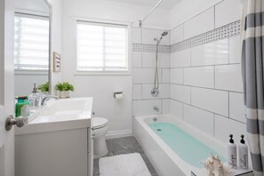 Banheira, secador de cabelo