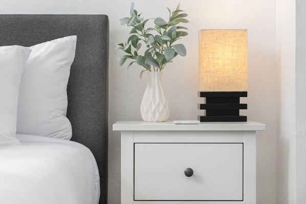 3 quartos, escrivaninha, ferros/tábuas de passar roupa, berço de viagem