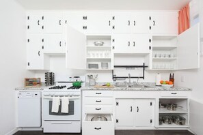 冰箱、微波炉、烤箱、炉灶