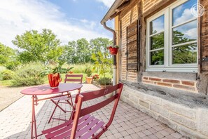 Outdoor dining - La Ferme de la Terve (BRUAILLES)