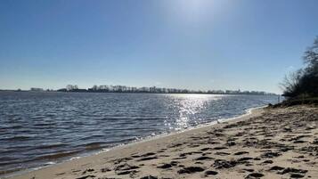 Una spiaggia nelle vicinanze