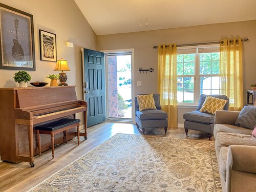 L👀K!  2 BR/2.5 bath Condo Near Lake & Airport