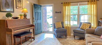 L👀K!  2 BR/2.5 bath Condo Near Lake & Airport