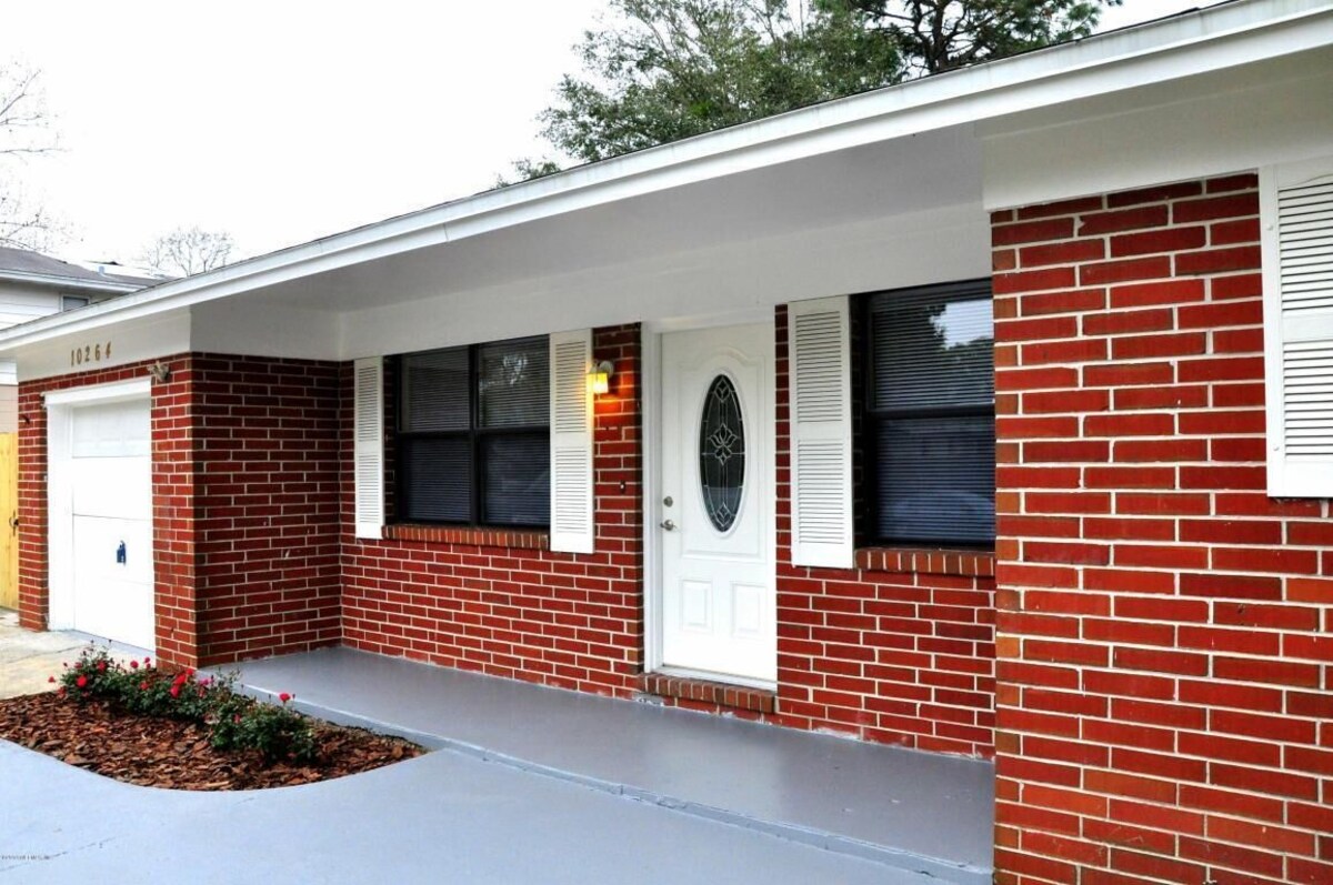Family fun pool house with game room