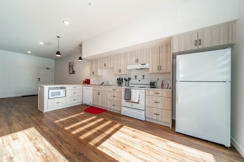 ✦Spacious Condo✦King Bed✦Close to DT✔UGD Parking