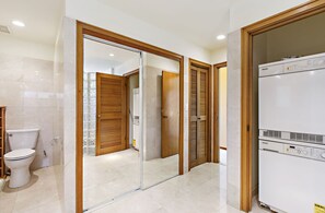 Shower, hair dryer, towels, shampoo - Prestigious villa with stunning corner views (Lahaina)