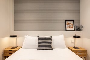 2 habitaciones, escritorio y tabla de planchar con plancha 