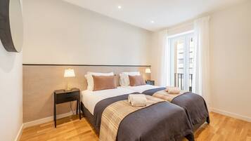 2 makuuhuonetta, työpöytä, silitysrauta/-lauta, internet