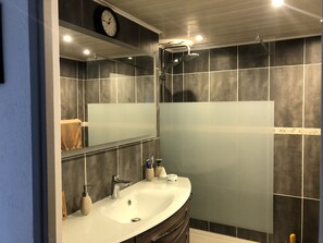 Haartrockner, Handtücher, Seife, Toilettenpapier