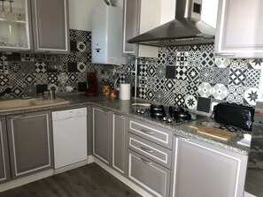 Een koelkast, een microgolfoven, een oven, een vaatwasser