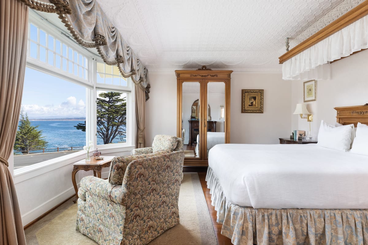 Superior Room, 1 King Bed, Fireplace, Ocean View | Hypo-allergenic bedding, free WiFi, bed sheets