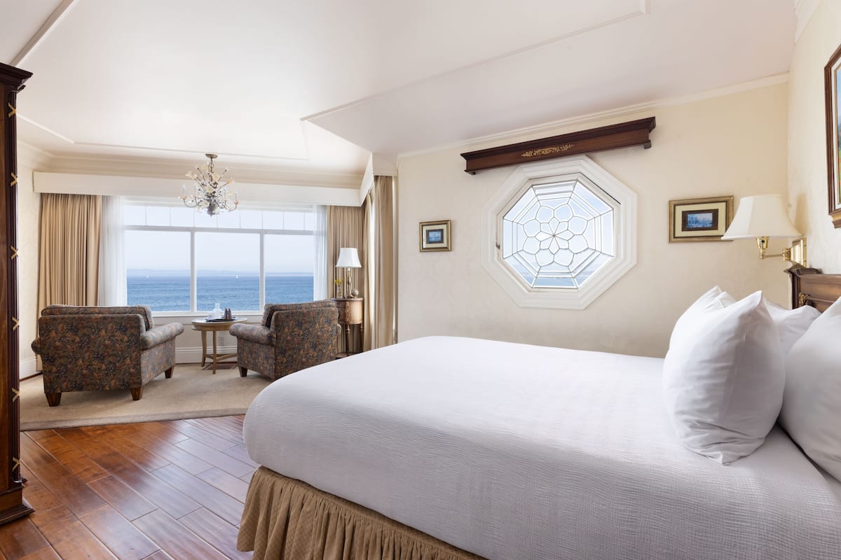 Deluxe Room, 1 Queen Bed, Ocean View | Hypo-allergenic bedding, free WiFi, bed sheets