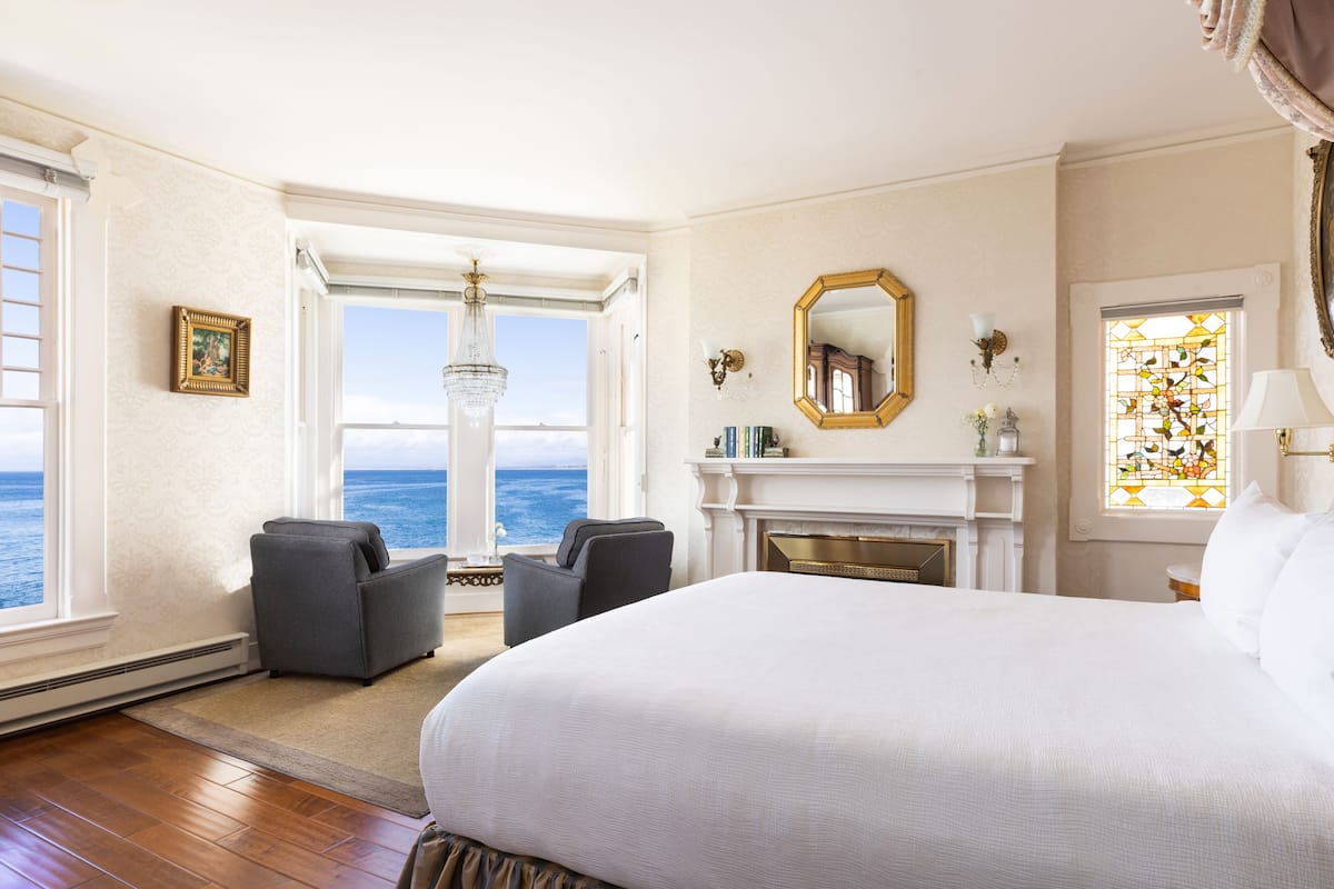Premium Room, 1 King Bed, Fireplace, Ocean View | Hypo-allergenic bedding, free WiFi, bed sheets