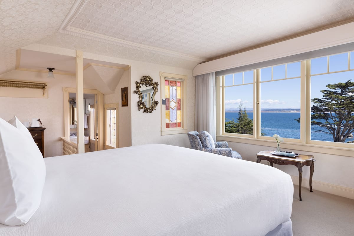 Luxury Room, 1 King Bed, Partial Sea View | Hypo-allergenic bedding, free WiFi, bed sheets