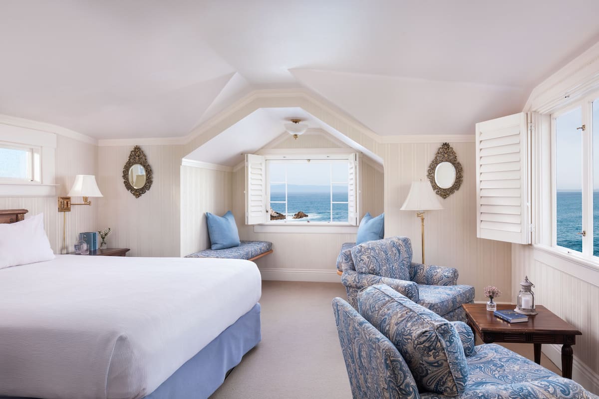 Premier Room, 1 King Bed, Ocean View | Hypo-allergenic bedding, free WiFi, bed sheets