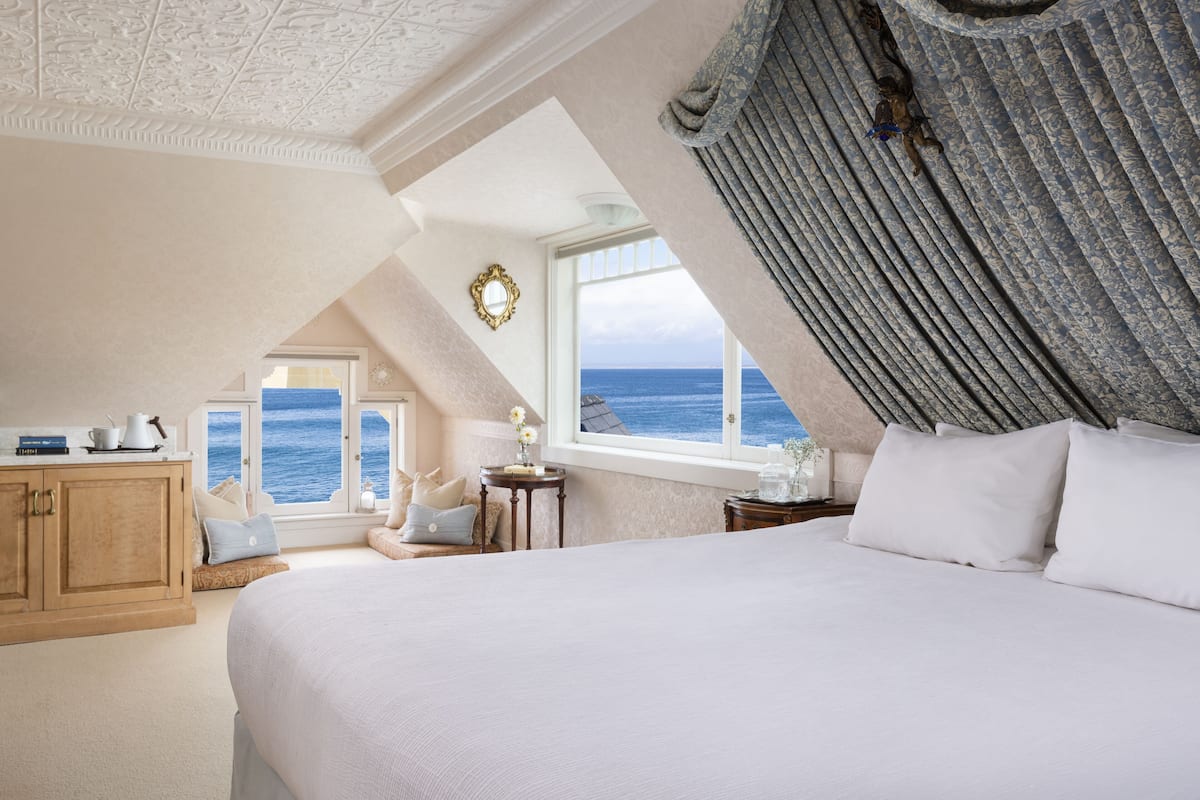 Premier Room, 1 King Bed, Fireplace, Sea View | Hypo-allergenic bedding, free WiFi, bed sheets