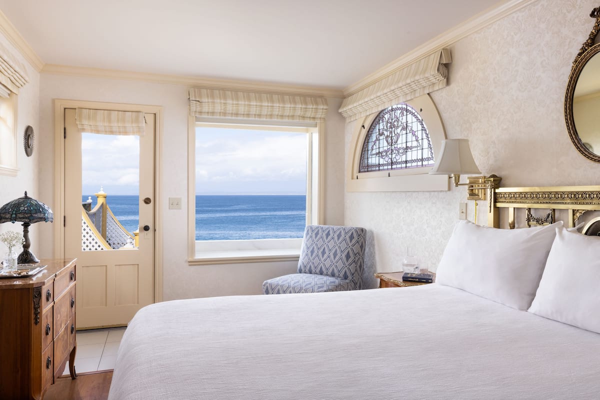 Luxury Room, 1 Queen Bed, Partial Sea View | Hypo-allergenic bedding, free WiFi, bed sheets