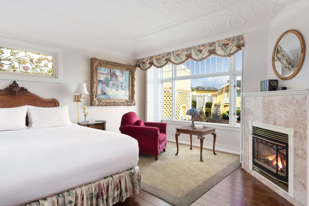 Deluxe Room, 1 King Bed, Fireplace, Partial Ocean View | Hypo-allergenic bedding, free WiFi, bed sheets